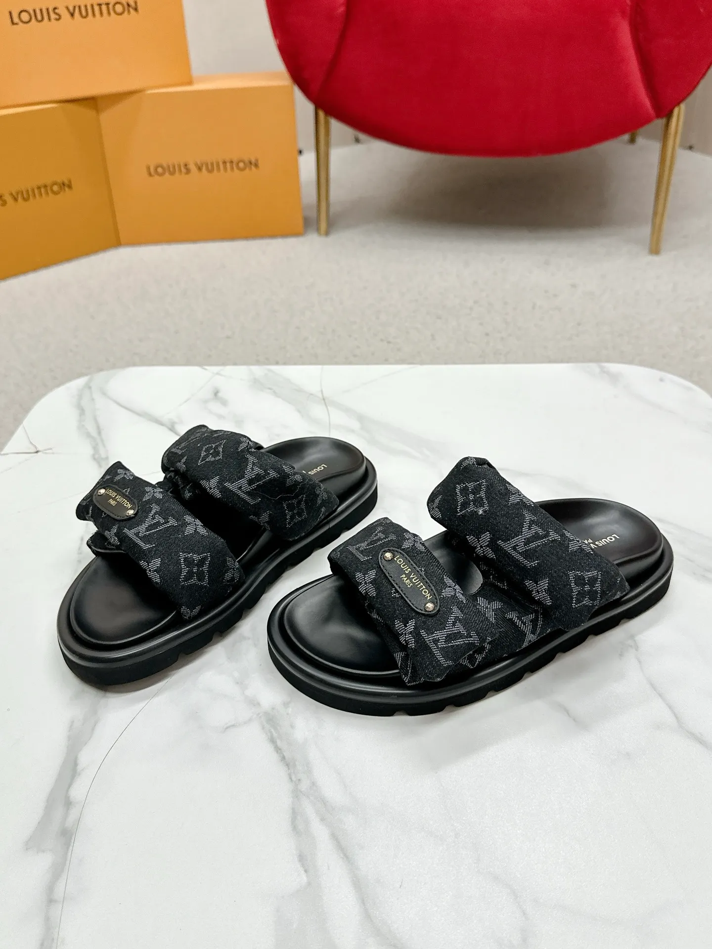 P340 yuan LV Louis Vuitton Full of high-end feel! A popular model among bloggers at home and abroad, it’s retro and fashionable, and looks stunning on your feet! Mainly recommended model on the official website★ ━━━━━ ЅᏇєєt ━━━━━ ▪️Upper: original calfskin ➕5D printing process ▪️Inner: imported mixed sheepskin ▪️Outsole: original molded foam outsole ▪️Size: Female 35-40 Men's 39-44 (women's 41 men's 45)